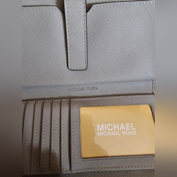 Michael Kors Jet Set Wristlet! - Picture 9 of 16